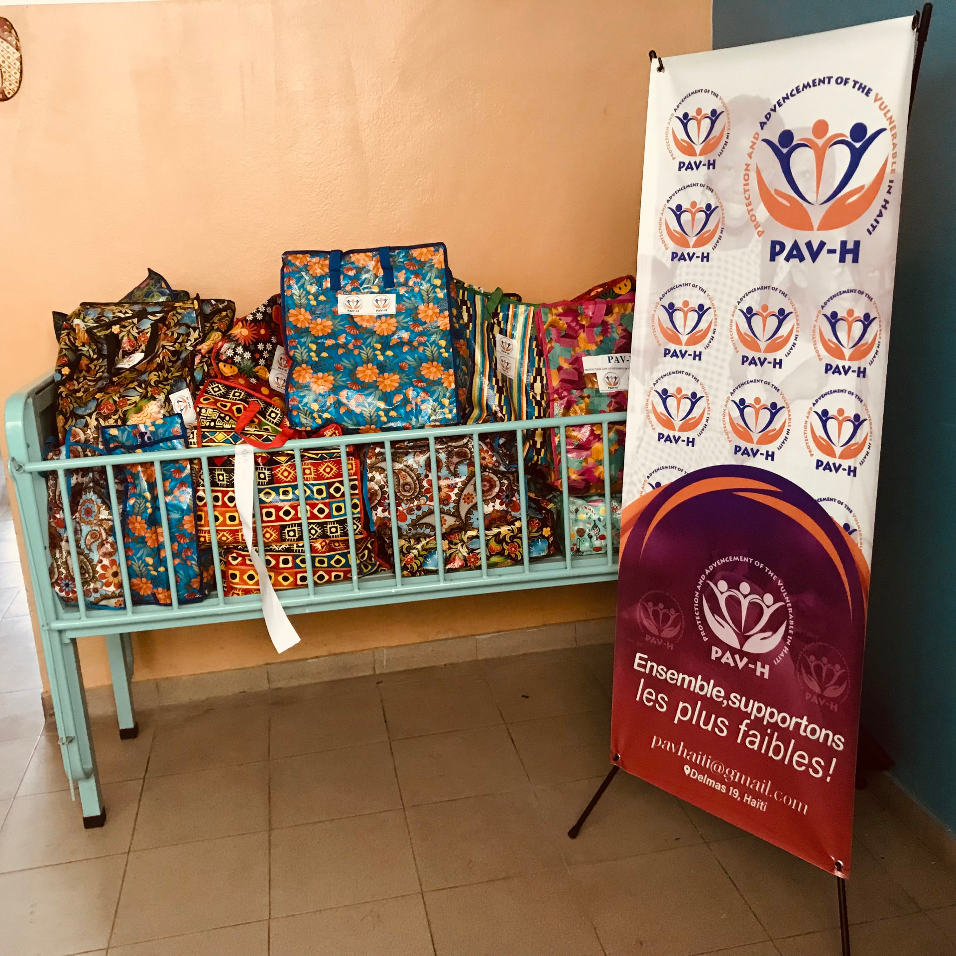 Kits d'hygiène et alimentaires PAV-H préparés avant la distribution à l'hôpital