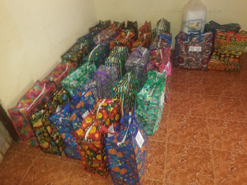 Dizaines de sacs colorés préparés au sol avant le départ vers l'hôpital